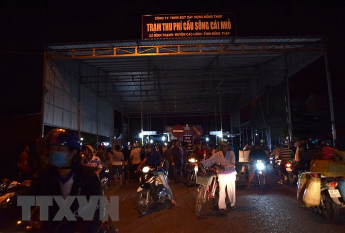 Cảnh &ugrave;n tắc k&eacute;o d&agrave;i tr&ecirc;n cầu S&ocirc;ng C&aacute;i Nhỏ, nơi đặt trạm thu ph&iacute; BOT. (Ảnh: Chương Đ&agrave;i/TTXVN)