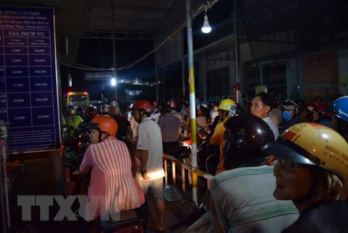 Cảnh &ugrave;n tắc k&eacute;o d&agrave;i tr&ecirc;n cầu S&ocirc;ng C&aacute;i Nhỏ, nơi đặt trạm thu ph&iacute; BOT. (Ảnh: Chương Đ&agrave;i/TTXVN)