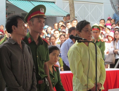 Vợ chồng Dũng - Oanh tại phi&ecirc;n x&eacute;t xử lưu động của to&agrave; &aacute;n. Ảnh: D&acirc;n Việt.