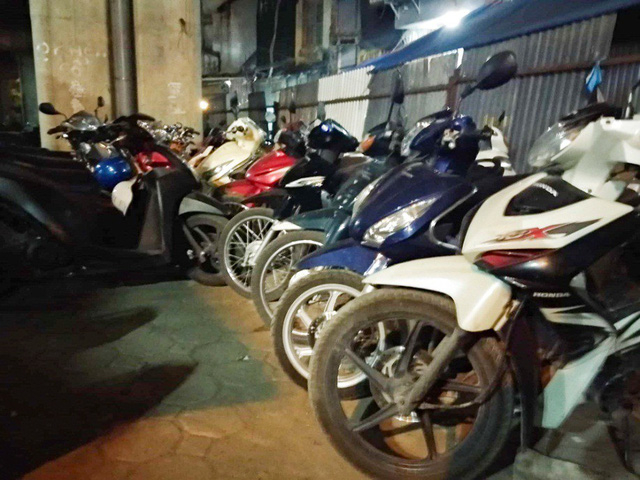 Khu đất trống dưới gầm cầu đường sắt C&aacute;t Linh - H&agrave; Đ&ocirc;ng đoạn gần khu đ&ocirc; thị Royal City bị chiếm dụng l&agrave;m b&atilde;i b&atilde;i gửi xe trai ph&eacute;p. B&atilde;i tr&ocirc;ng xe tư nh&acirc;n ngang nhi&ecirc;n treo biển quảng c&aacute;o, ch&agrave;o mời kh&aacute;ch.