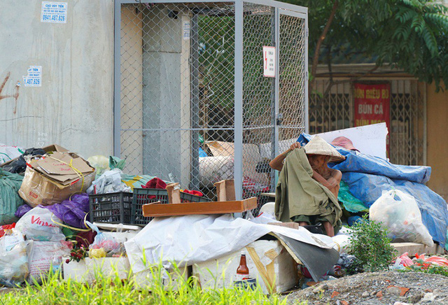 Điểm gầm cầu đường sắt tr&ecirc;n cao đoạn qua phố Ho&agrave;ng Cầu (quận Đống Đa) th&agrave;nh điểm tập kết phế liệu, nhếch nh&aacute;c.