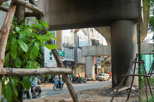 Một điểm trụ cầu &aacute;m đen v&igrave; người d&acirc;n thường xuy&ecirc;n đốt r&aacute;c.