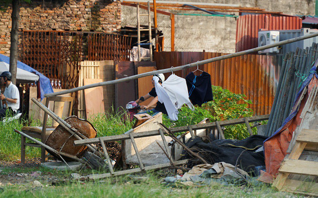 Cảnh phế liệu, r&aacute;c thải ngổn ngang dưới gầm cầu đường sắt tr&ecirc;n cao.