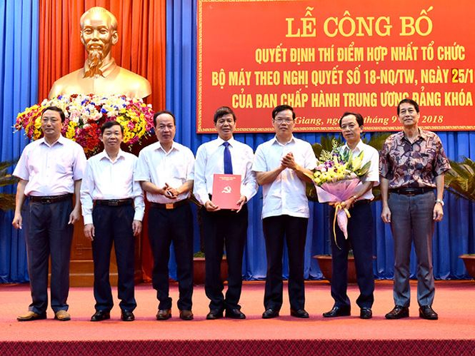 Điều động, bổ nhiệm nh&acirc;n sự 9 tỉnh th&agrave;nh