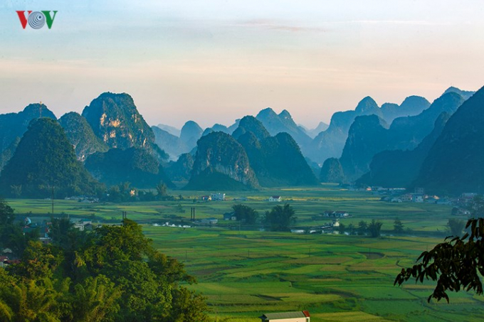 Ngọc C&ocirc;n l&agrave; một x&atilde; thuộc huyện Tr&ugrave;ng Kh&aacute;nh, tỉnh Cao Bằng. Tr&ecirc;n địa b&agrave;n x&atilde; Ngọc C&ocirc;n c&oacute; n&uacute;i Lũng An, n&uacute;i Lũng Khuốt, n&uacute;i Lũng Qua, n&uacute;i Lũng Thoang, n&uacute;i P&ograve; Dao, n&uacute;i T&ocirc;m Đeng.&nbsp;