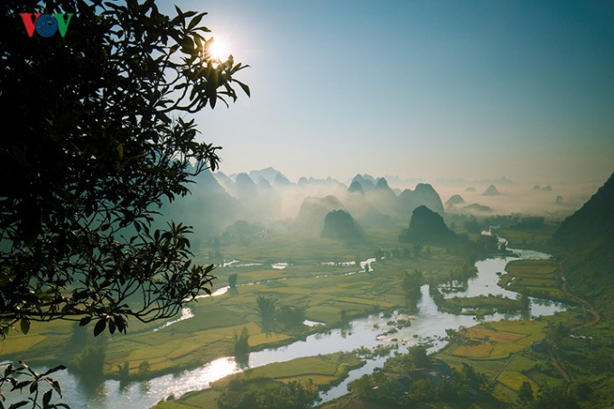 Những &aacute;ng m&acirc;y bồng bềnh tr&ecirc;n thung lũng l&uacute;a tạo n&ecirc;n một kh&ocirc;ng gian huyền ảo.