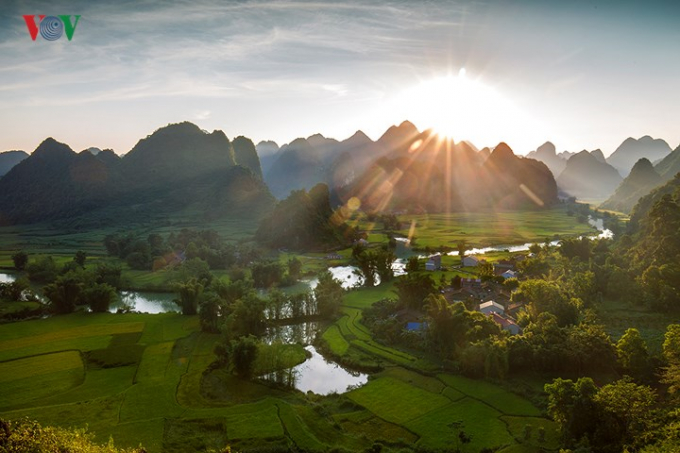 ...khi mặt trời r&oacute;t những tia nắng v&agrave;ng như mật xuống thung lũng Phong Nậm.