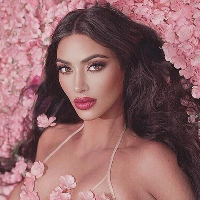 Kim Kardashian khoe d&aacute;ng 'đồng hồ c&aacute;t' trứ danh ở New York