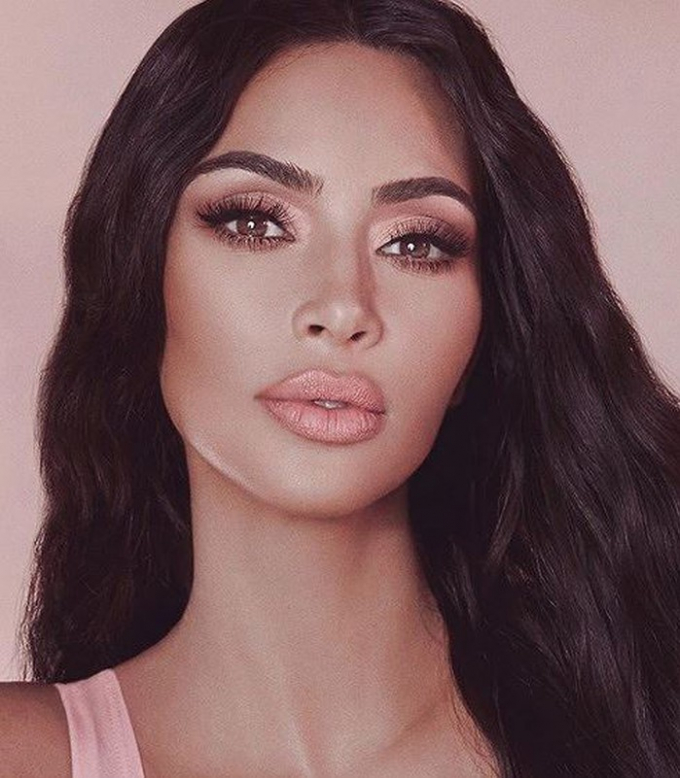 Kim Kardashian khoe d&aacute;ng 'đồng hồ c&aacute;t' trứ danh ở New York