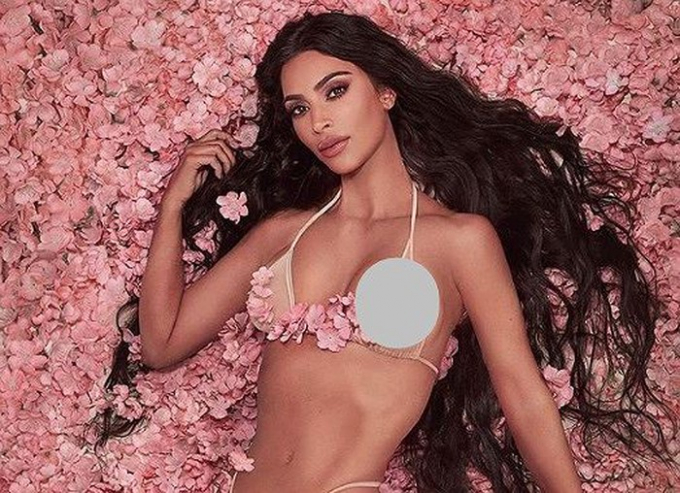 Kim Kardashian khoe d&aacute;ng 'đồng hồ c&aacute;t' trứ danh ở New York