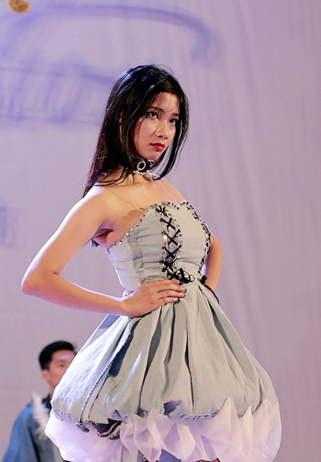 Nữ sinh B&aacute;ch khoa tự tin tr&ecirc;n s&agrave;n catwalk