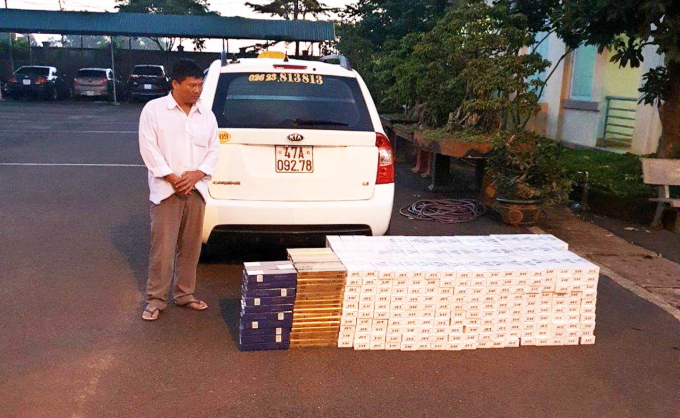 Đối tượng c&ugrave;ng tang vật.