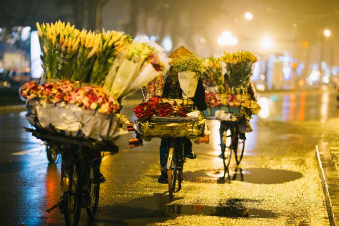 &nbsp;M&ugrave;a thu H&agrave; Nội về đ&ecirc;m cũng kho&aacute;c l&ecirc;n m&igrave;nh một diện mạo mới kh&ocirc;ng c&ograve;n ồn &agrave;o, chỉ c&ograve;n tiếng đ&ecirc;m im lặng tr&ecirc;n những con đường vắng v&agrave; x&ocirc;n xao đ&acirc;u đ&oacute; &acirc;m thanh của những buổi chợ sớm.