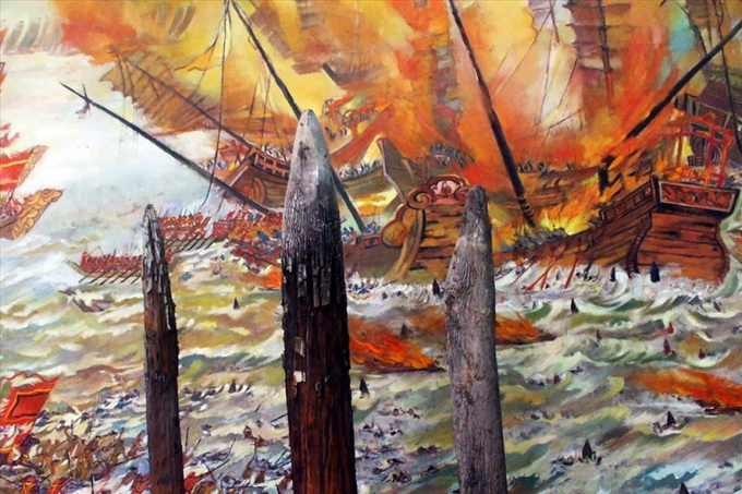 Cọc gỗ đ&oacute;ng tr&ecirc;n s&ocirc;ng Bạch Đằng, d&ugrave;ng để chống qu&acirc;n Nguy&ecirc;n M&ocirc;ng v&agrave;o thời nh&agrave; Trần tại Việt Nam (nguồn: wikipedia.org).