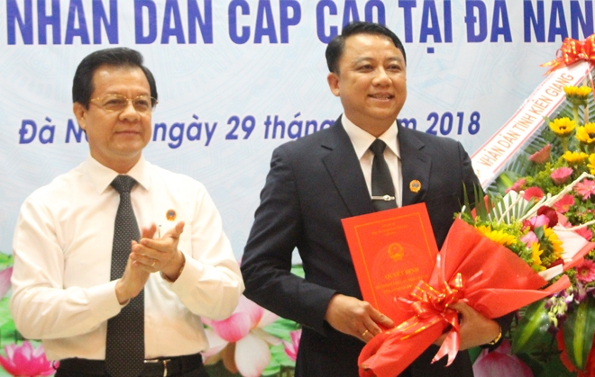 &Ocirc;ng Lại Văn Tr&igrave;nh (tr&aacute;i).