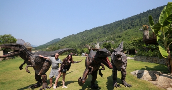 Du khách thích thú ghé thăm công viên khủng long tại Đà Nẵng trong dịp nghỉ lễ