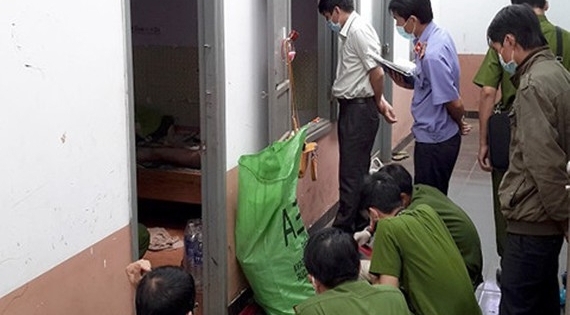 Con phát hiện cha bị thương, mẹ chết trong phòng tắm