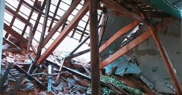 Đất đá sạt lở làm sập 1 nhà dân, hàng chục gia đình khác sẵn sàng di dời