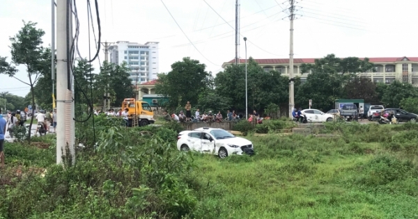 Sau cú va chạm kinh hoàng với xe tải, xe con bay xuống ruộng