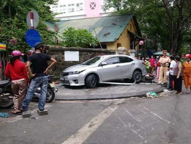 Thừa Thiên Huế: Đạp nhầm chân ga, nữ tài xế "tiễn" 3 người nhập viện