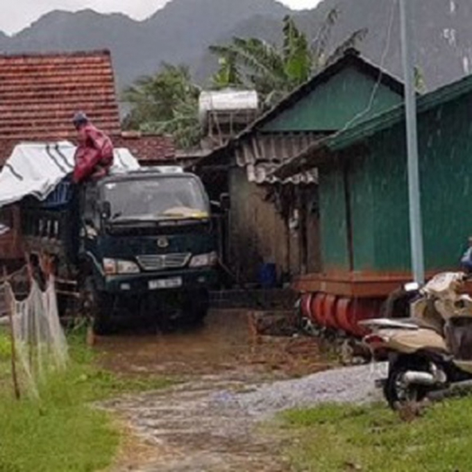 Người dân khu vực xã Tân Hóa (huyện Minh Hóa) di chuyển tài sản tránh lũ