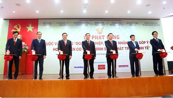 Các đại biểu thực hiện nghi thức khởi động Cuộc vận động.