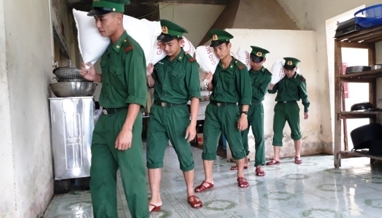 Bộ đội giúp dân ứng phó mưa bão, cứu 87 người tị nạn trên biển