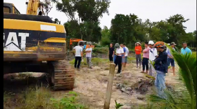 Nh&oacute;m người lạ mặt đem xe cuốc v&agrave;o khu đất d&acirc;n đang sinh sống
