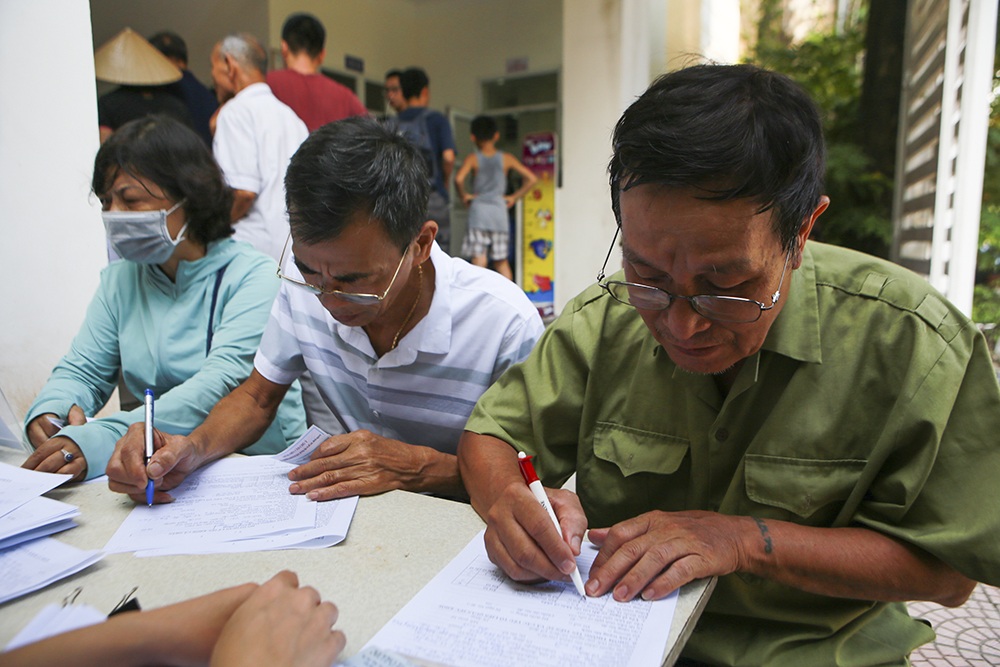 Sau vụ cháy Công ty Rạng Đông: Lo nhiễm độc, người dân ùn ùn đi khám - 6