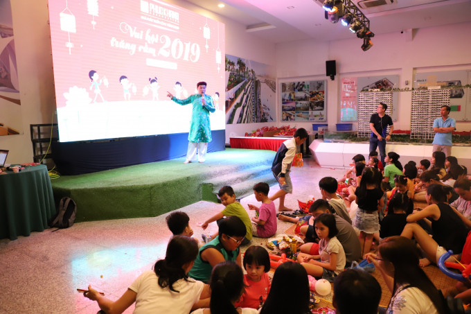 Anh Hồ Nhựt Quang – Chủ nhiệm CLB Nghiên cứu và vinh danh văn hóa Nam bộ trình bày về nguồn gốc ý nghĩa Tết Trung thu và đề tài “Ánh sáng ngọn đèn, ánh sáng cuộc đời”.