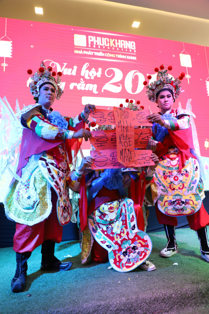 Tiết mục múa Tứ Thiên Vương được “chế tác” bằng những câu chúc gần gũi thực tế gửi đến các em nhỏ.