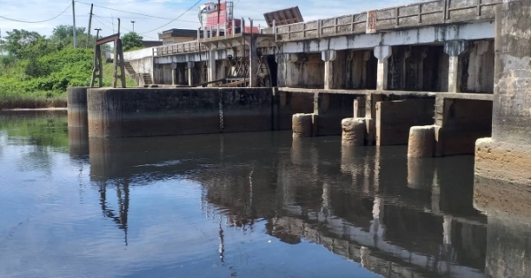 Dân bất an vì nước sông Vinh bỗng đổi màu, bốc mùi hôi nồng nặc