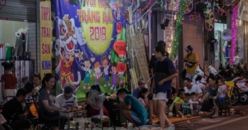 Người dân Hà Nội phá cỗ Trung Thu trên vỉa hè