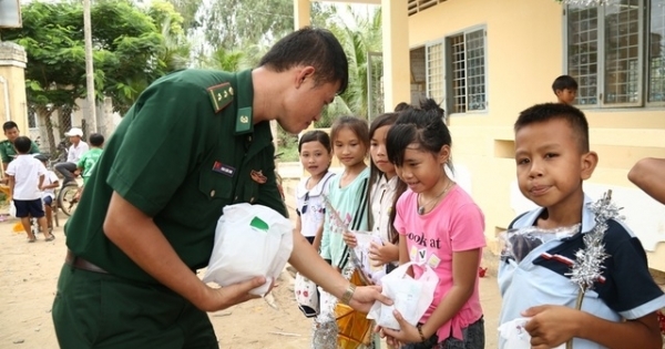 Rộn ràng Tết Trung thu cho học sinh vùng lũ, vùng biên giới