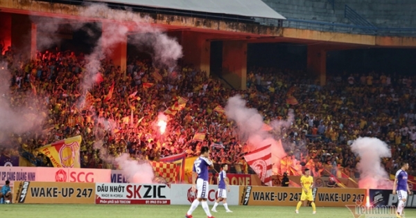 Pháo sáng bắn vào người xem và tình yêu bóng đá