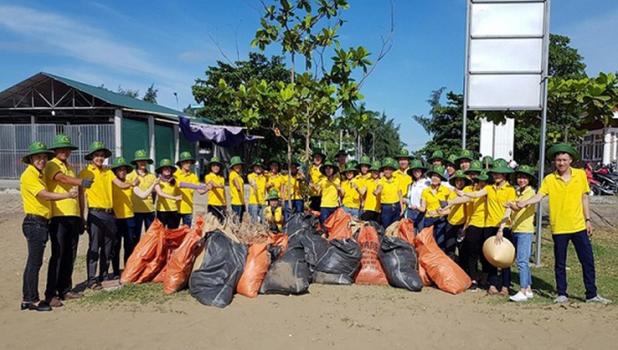 Đoàn thanh niên Tổng công ty Bưu điện Việt Nam ra quân dọn rác thải tại bãi biển Diễn Thành (Nghệ An).