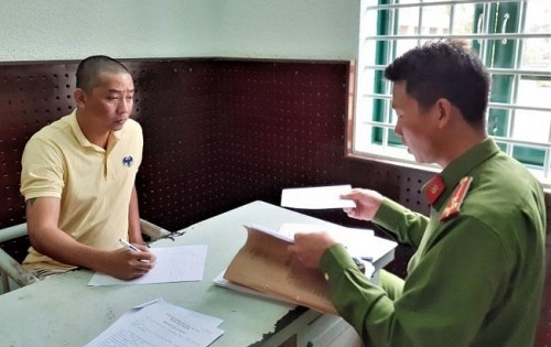 Khởi tố nhóm đối tượng uy hiếp, bắt ép nạn nhân viết giấy vay tiền