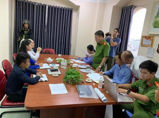 Cong-an-dang-phong-toa-va-kham-xet-tru-so-Cong-ty-CP-dia-oc-Alibaba-alli-d-1568794830-857-width652height485