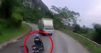 Clip: Lấn làn vượt ẩu ở khúc cua, người điều khiển xe máy "chui" vào gầm xe tải
