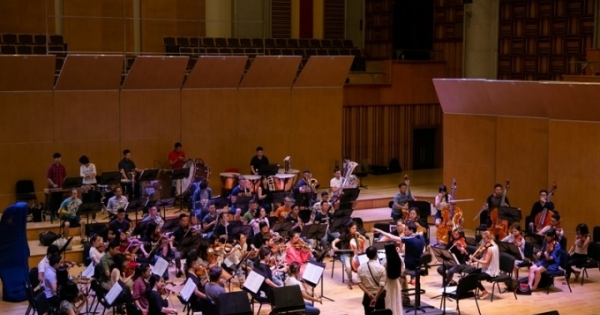 Nhạc trưởng Olivier Ochanine: “Tôi ấn tượng với sự nỗ lực của Phạm Thùy Dung”