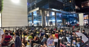 Cận cảnh ngủ đường vạ vật chờ giờ mở bán của dân “săn” iPhone 11