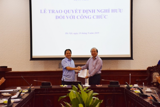 Thứ trưởng Phan Chí Hiếu trao Quyết định cho ông Đặng Ngọc Luyến