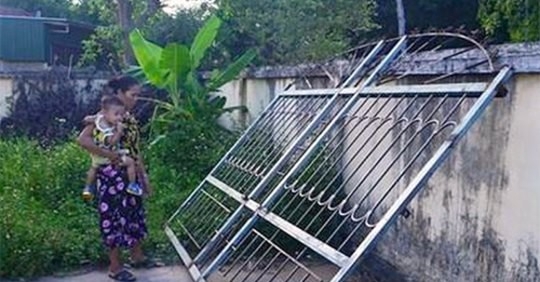 Bị cửa sắt nặng 200 kg đè lên người, bé 3 tuổi tử vong