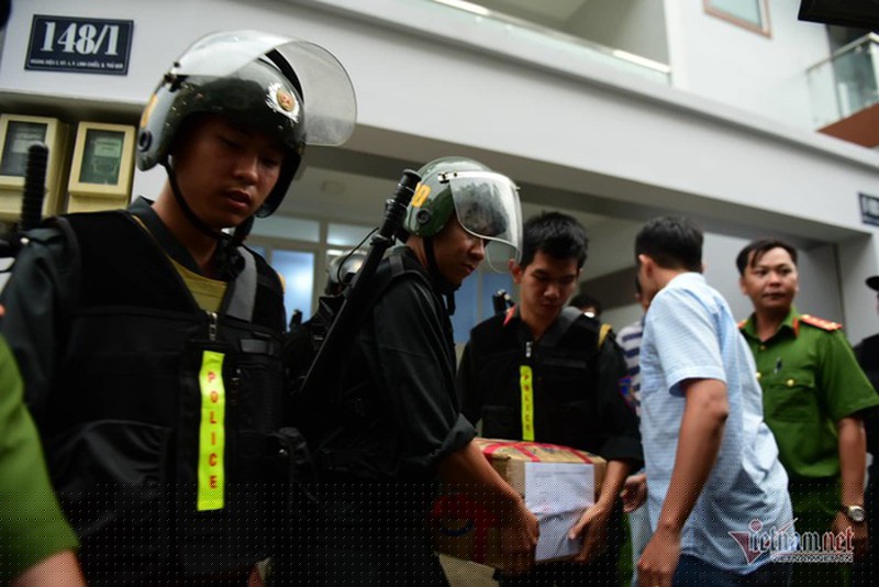 Cơ quan CSĐT thu giữ nhiều tài liệu tại trụ sở công ty con Chiến Binh Thép thuộc Công ty địa ốc Alibaba chiều 20/9