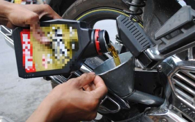 Bạn không nên quên thay nhớt máy nếu xe bị ngập.