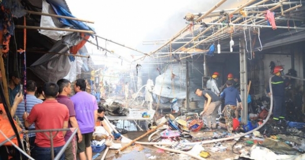 Cháy lớn tại chợ Tó, nhiều tài sản của tiểu thương bị thiêu rụi