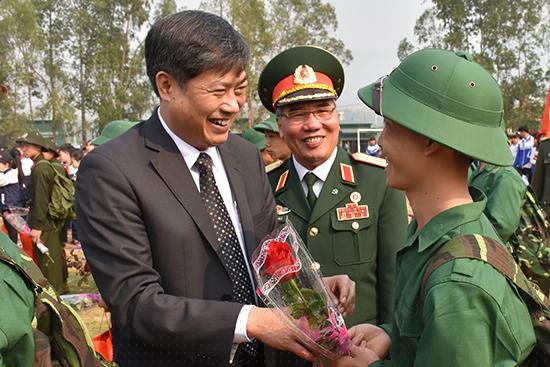 Trước tháng 7/2013, ông Nguyễn Hữu Đông là Chủ tịch huyện Yên Lập, Bí thư Huyện ủy Yên Lập, Phú Thọ. Tháng 7/2013: Ông là Tỉnh ủy viên, Trưởng Ban Nội chính Tỉnh ủy Phú Thọ. Trong ảnh: Ông Nguyễn Hữu Đông tặng quà và hoa cho tân binh lên đường nhập ngũ.(Ảnh:Báo Sơn La)