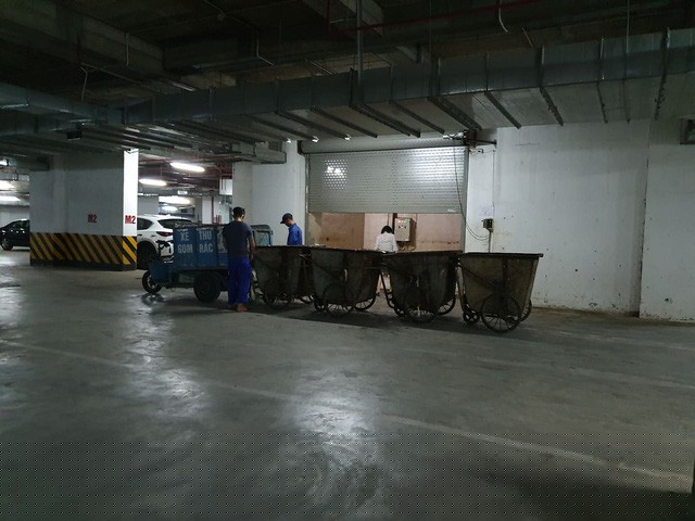 Do xe r&aacute;c chuy&ecirc;n dụng kh&ocirc;ng thể ra v&agrave;o tầng hầm n&ecirc;n ban quản l&yacute; đ&atilde; thu gom r&aacute;c bằng c&aacute;ch k&eacute;o từng xe nhỏ từ hầm ra ngo&agrave;i trong thời gian thu gom l&acirc;u g&acirc;y ra m&ugrave;i h&ocirc;i thối nồng nặc.