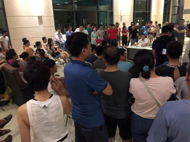 Cư d&acirc;n The Pride từng nhiều lần chất vấn đại diện chủ đầu tư về những bất cập, sai phạm của c&aacute;c t&ograve;a nh&agrave;.