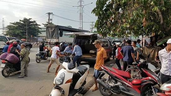 nguoi-dan-ong-guc-chet-bat-thuong-tren-xe-may-dung-ben-duong-hinh-anh0342573363